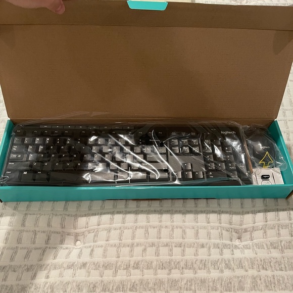 Logitech MK270 wireless mouse and keyboard - Picture 2 of 2